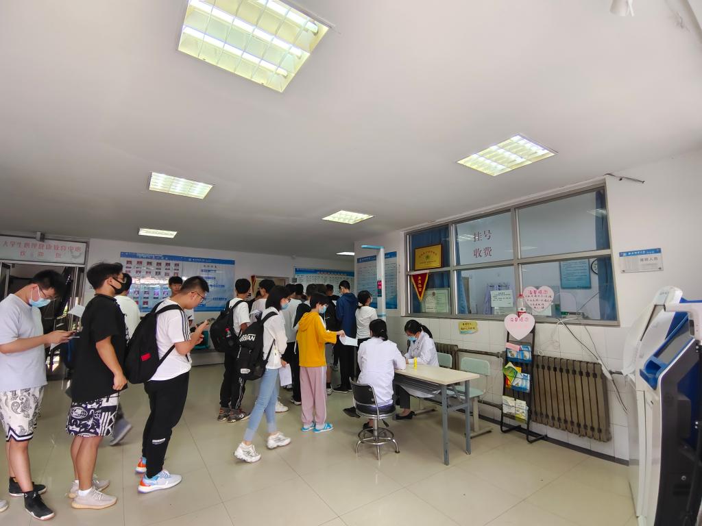 卫生所圆满完成2021级新生入学体检工作