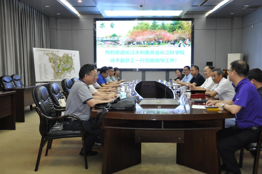 长江水利委员会长江科学院副总工程师徐平一行来校调研交流