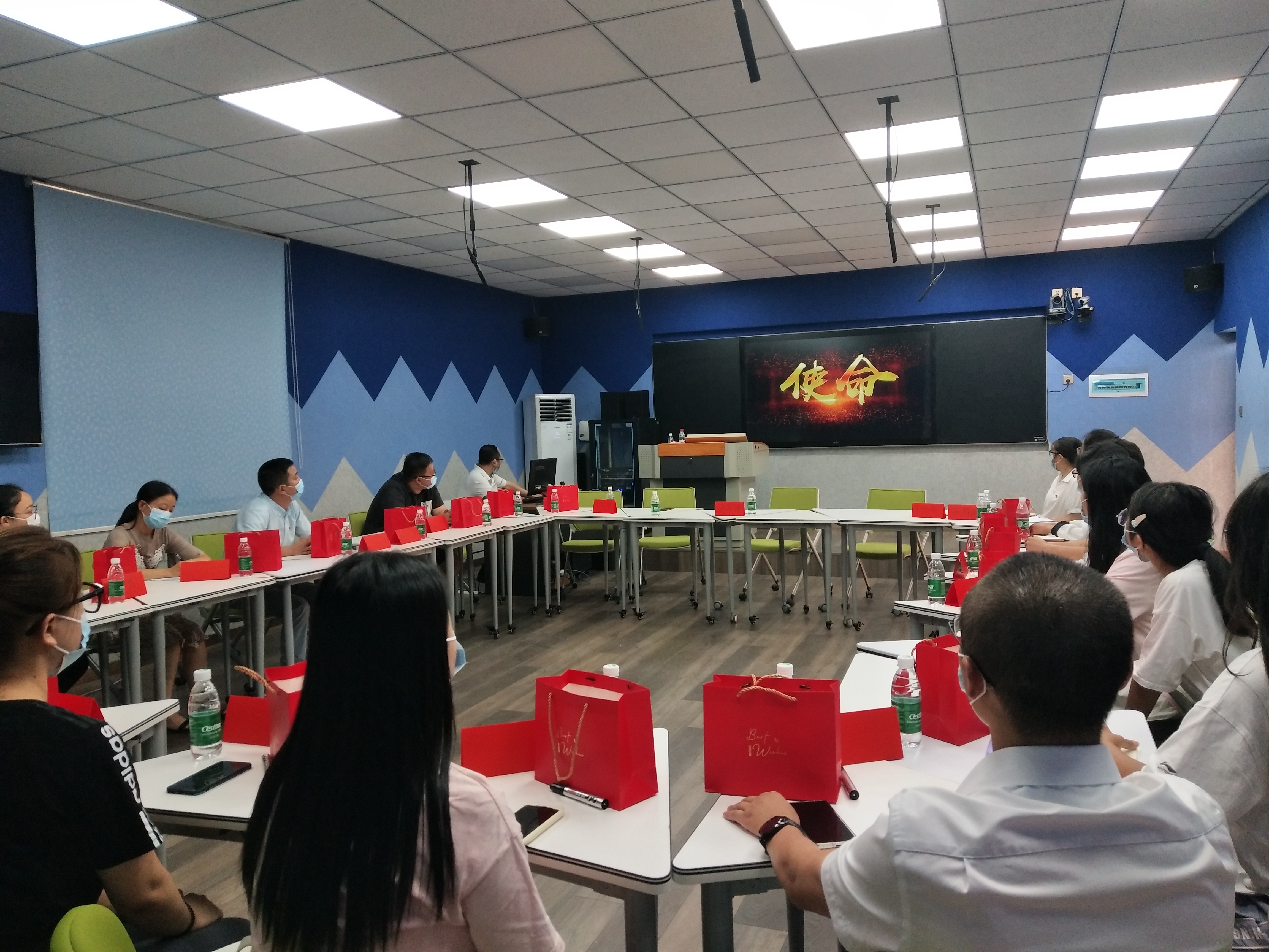 张家界校区组织新生开展“月圆中秋·情满校园”中秋系列活动