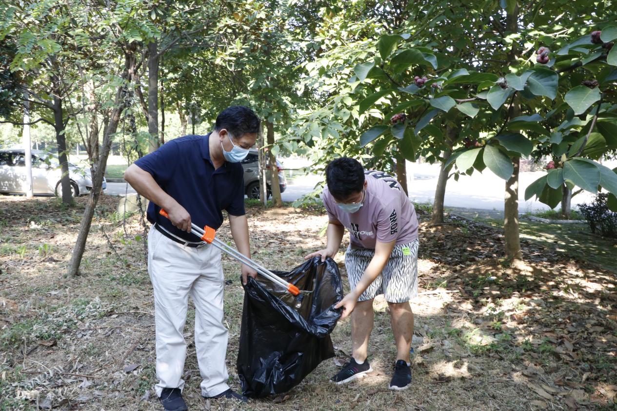 副校长陈运中参加信息工程学院爱国卫生劳动教育实践活动