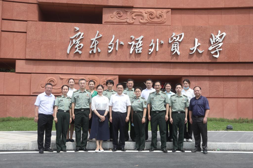 南部战区总医院来校义诊关爱师生健康