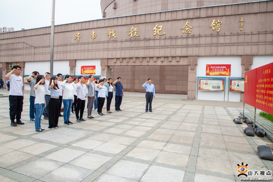 ［外语］师生党支部开展“缅怀先烈，铭记历史”主题党日活动