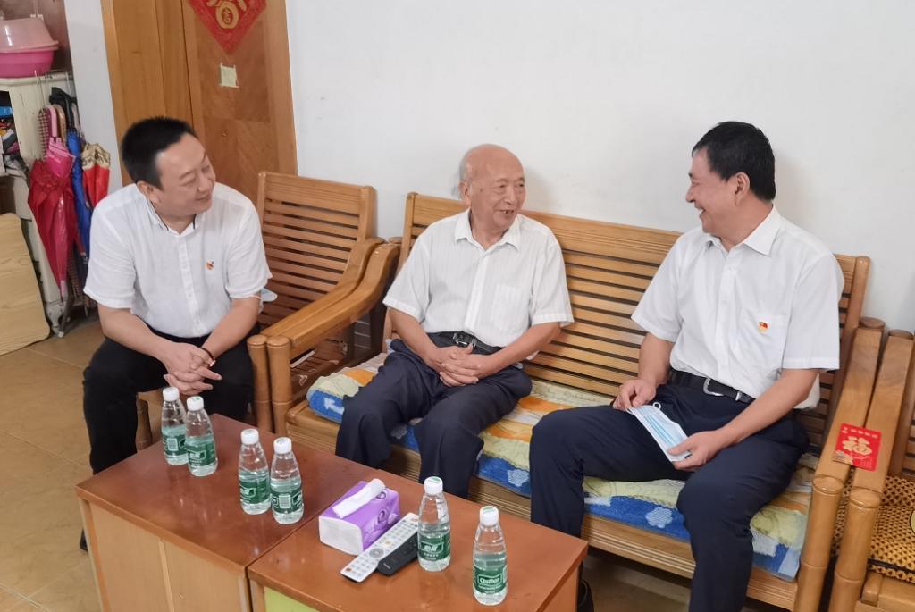 学校党委慰问统一战线老同志