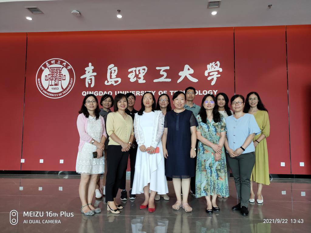 人文与外国语学院高阶英语教研室党支部开展“参观学校校史馆”主题党日活动