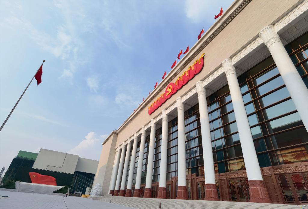 1500名贸大师生在中国共产党历史展览馆中学党史