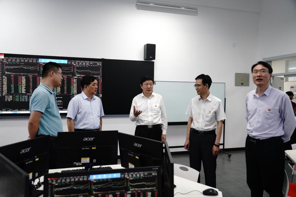 省财政厅党组成员、副厅长孙庆国一行到山东管理学院进行调研
