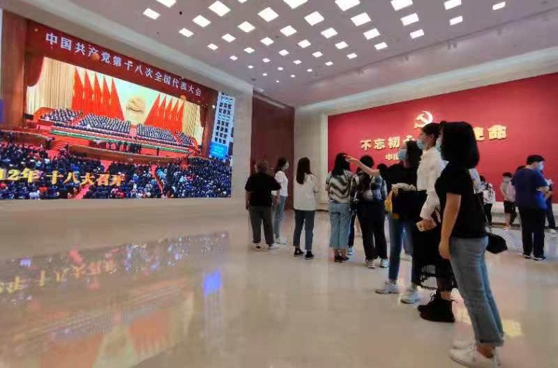 我校近千名师生参观“‘不忘初心、牢记使命’中国共产党历史展览”