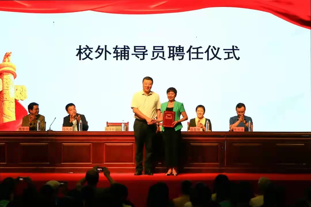 全国道德模范房泽秋女士为大学新生讲授“开学第一课”
