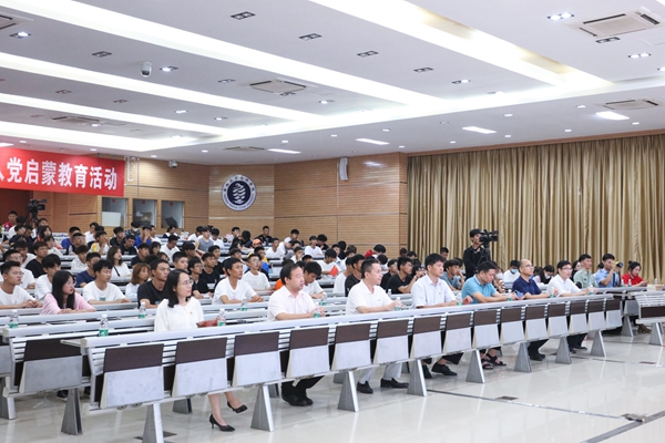 我校开展大学生党史专题教育暨新生入党启蒙教育
