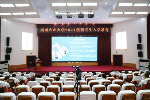 强化思想引领，推动研究生入学教育做深、做实