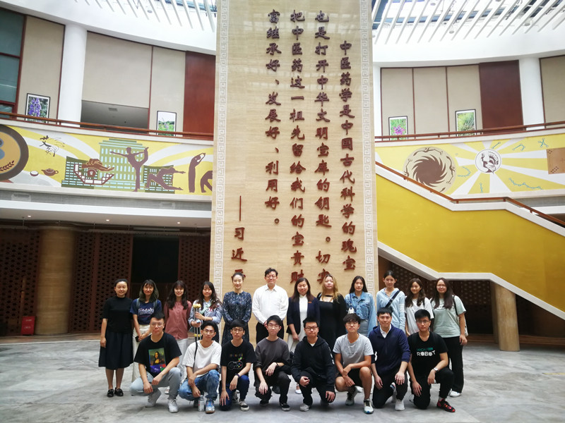澳门教育及青年发展局局长老柏生来访我校