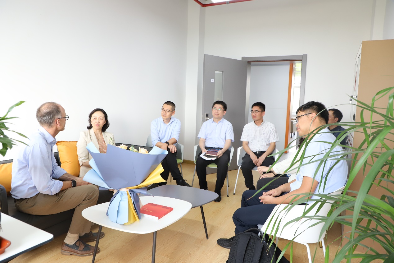 校领导一行调研微电子学院