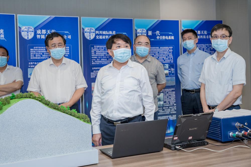 四川省常务副省长罗文来学校检查指导工作
