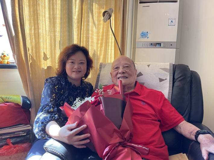 学校为离休老干部陈綝祝贺百岁生日