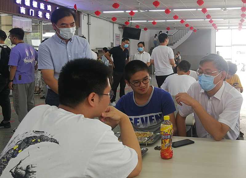 浦玉忠一行深入启秀校区调研