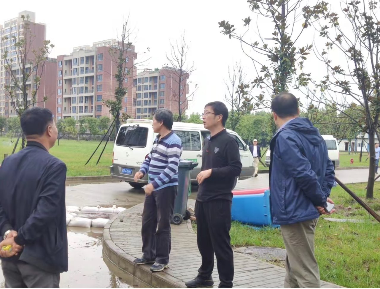 [管理服务]校领导检查指导鄠邑校区防汛排涝工作并进行校园安全检查