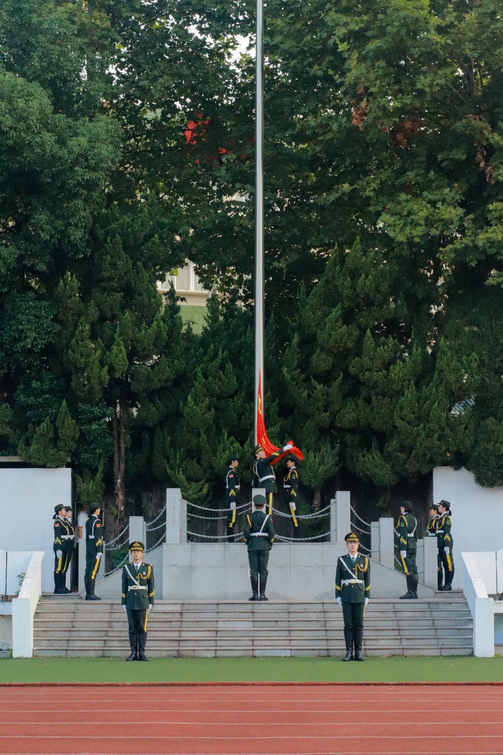 举国同庆 盛世华章 我校师生举行“升国旗 唱国歌 迎国庆 学党史 跟党走”主题教育活动