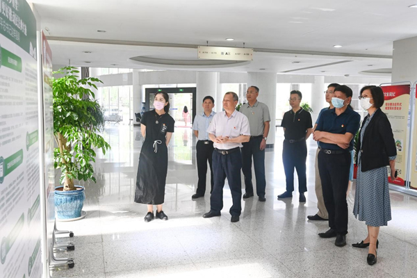 校领导参观学校廉政文化展