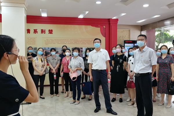 何慧刚带队参观湖北红色档案文献展