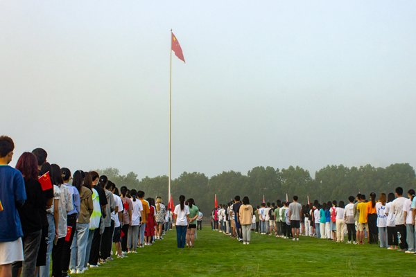 庆祝新中国成立72周年升旗仪式举行
