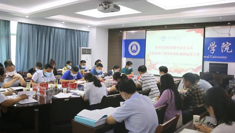 对标对表中央精神，全面加强马克思主义学院建设