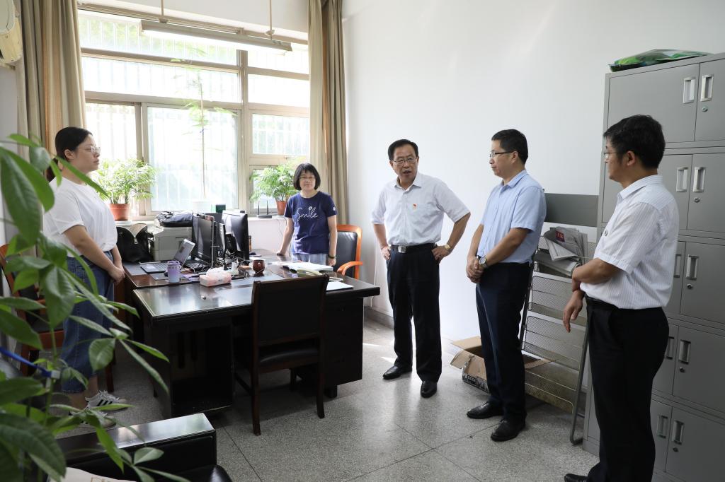 校党委书记胡朝荣检查督导国庆期间值班值守及有关工作