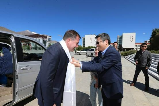 乌拉圭驻华大使费尔南多·卢格里斯先生一行访问我校