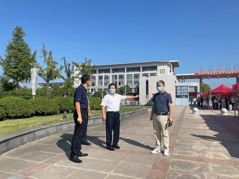 校领导检查学生返校工作情况