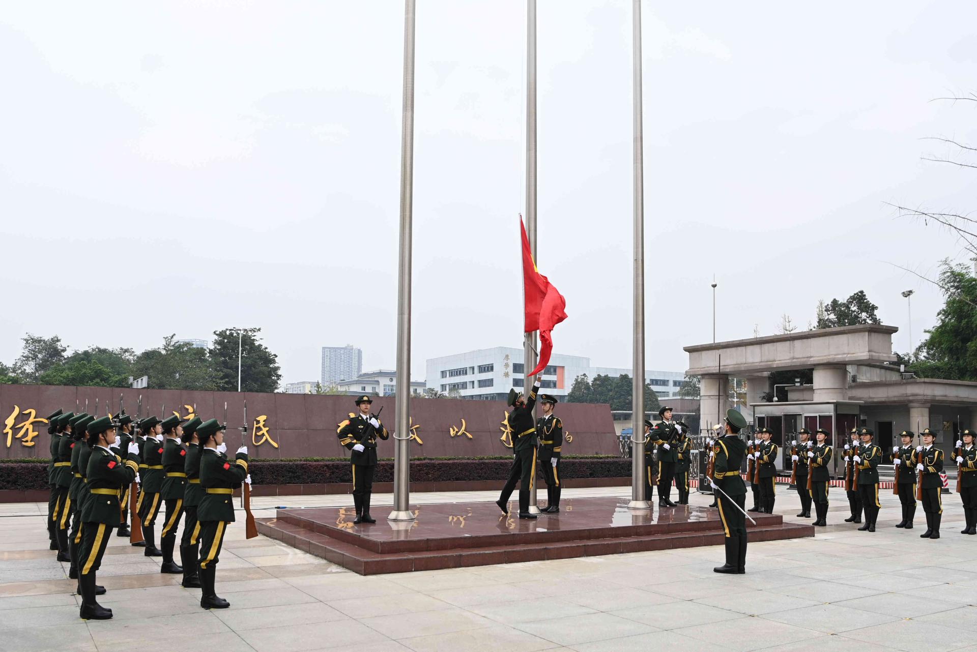 学校举行庆祝中华人民共和国成立72周年升国旗仪式
