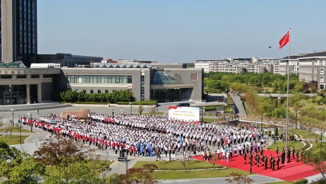 学校举行庆祝中华人民共和国成立72周年“青春告白祖国”十月一日升旗仪式