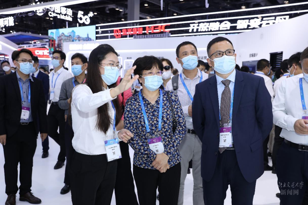 高艳出席2021年中国国际信息通信展并考察中兴通讯展区
