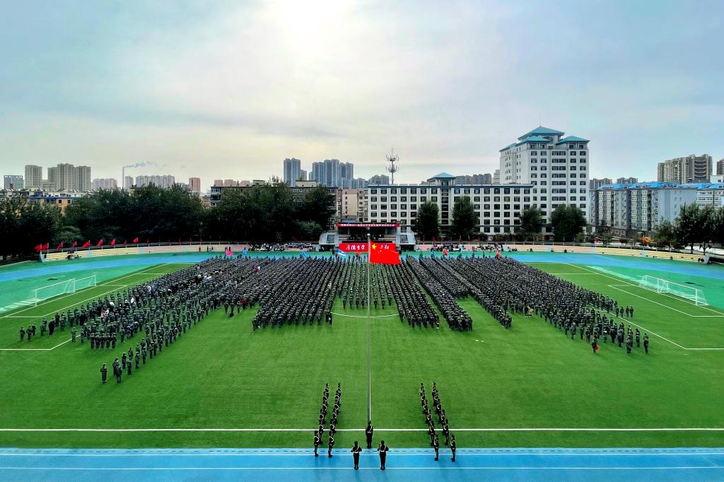 韶华相宜，青春绽放——学校举办2021级新生开学典礼暨军训动员大会