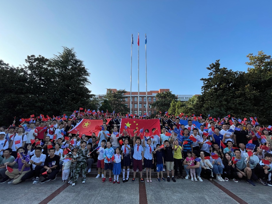 我校举行庆祝中华人民共和国成立72周年国庆升旗仪式