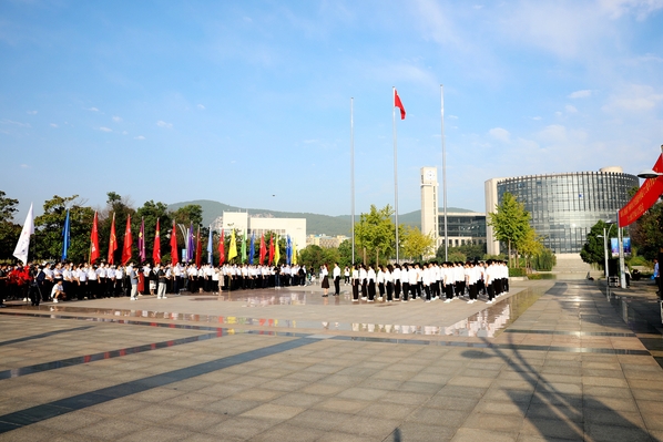 我校举行“逐梦青春，强国有我”庆祝新中国成立72周年