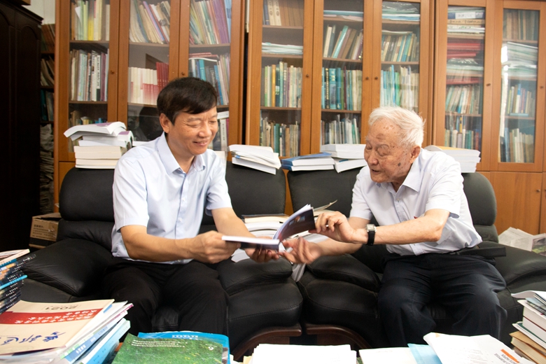 解庆林校长国庆期间看望慰问袁道先院士