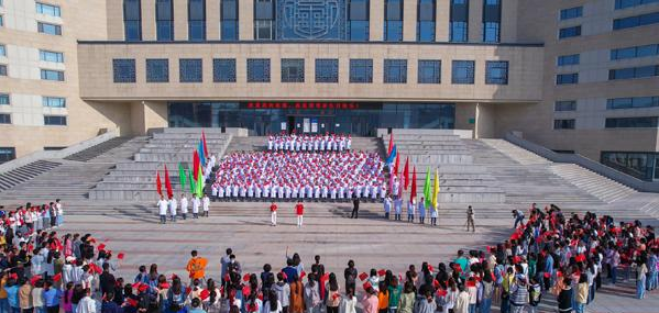 学校举办“唱响青春之歌，献礼祖国华诞”庆祝祖国72岁华诞快闪活动