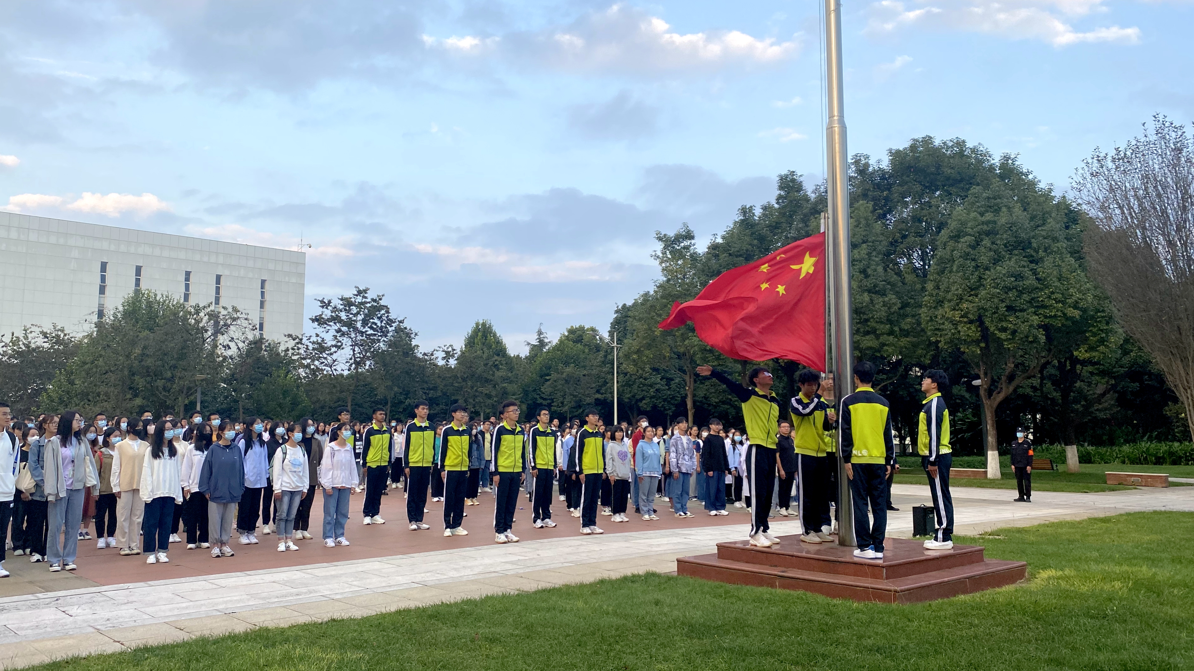 昆明医科大学举办2021年国庆节升国旗仪式