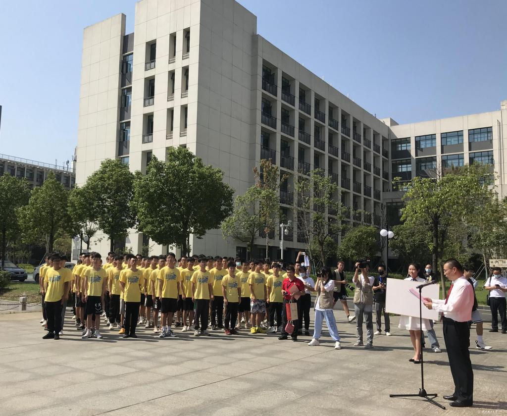 【砥砺奋进70年】“校训石”认捐仪式在学校隆重举行