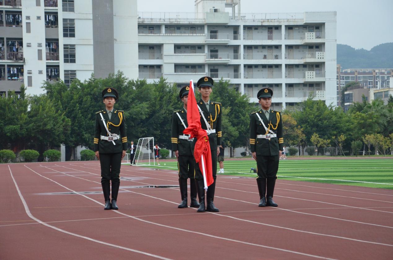 我校举行庆祝中华人民共和国成立72周年升国旗仪式·