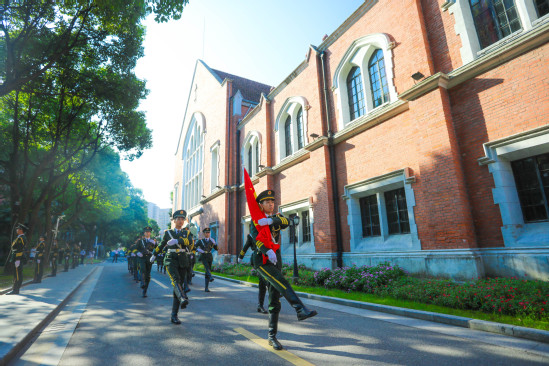 学校举行庆祝中华人民共和国成立72周年升旗仪式