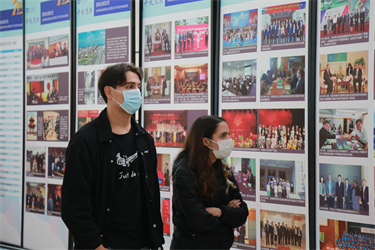 汉学院中外学生参观大连地方外事工作70周年回顾展