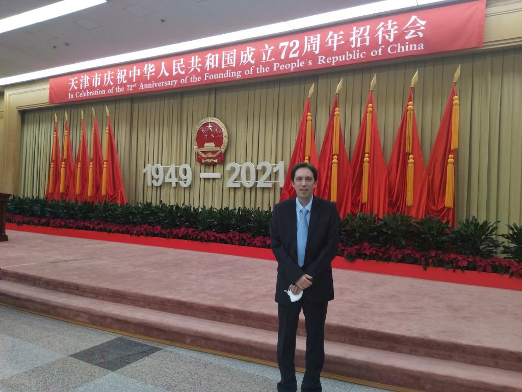 我校外籍教师代表受邀参加天津市庆祝中华人民共和国成立72周年招待会