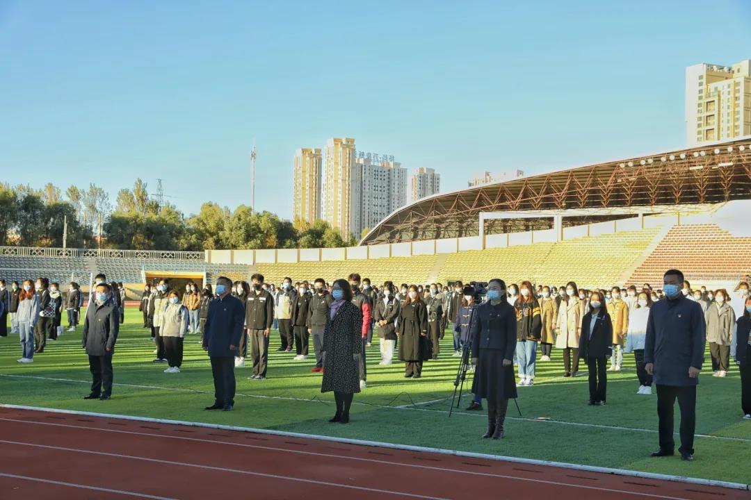 我校举行“同心战疫•强国有我”主题升国旗仪式