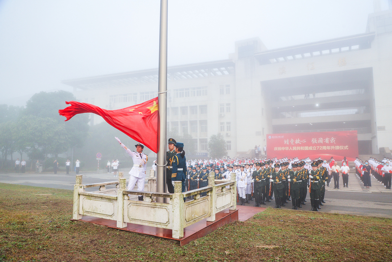 我校举行迎国庆升国旗仪式