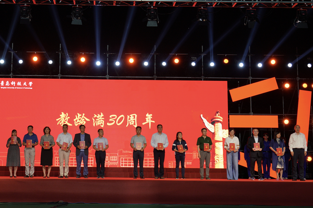 学校举行“科大情·强国梦” 2021年迎新生庆国庆师生文艺晚会