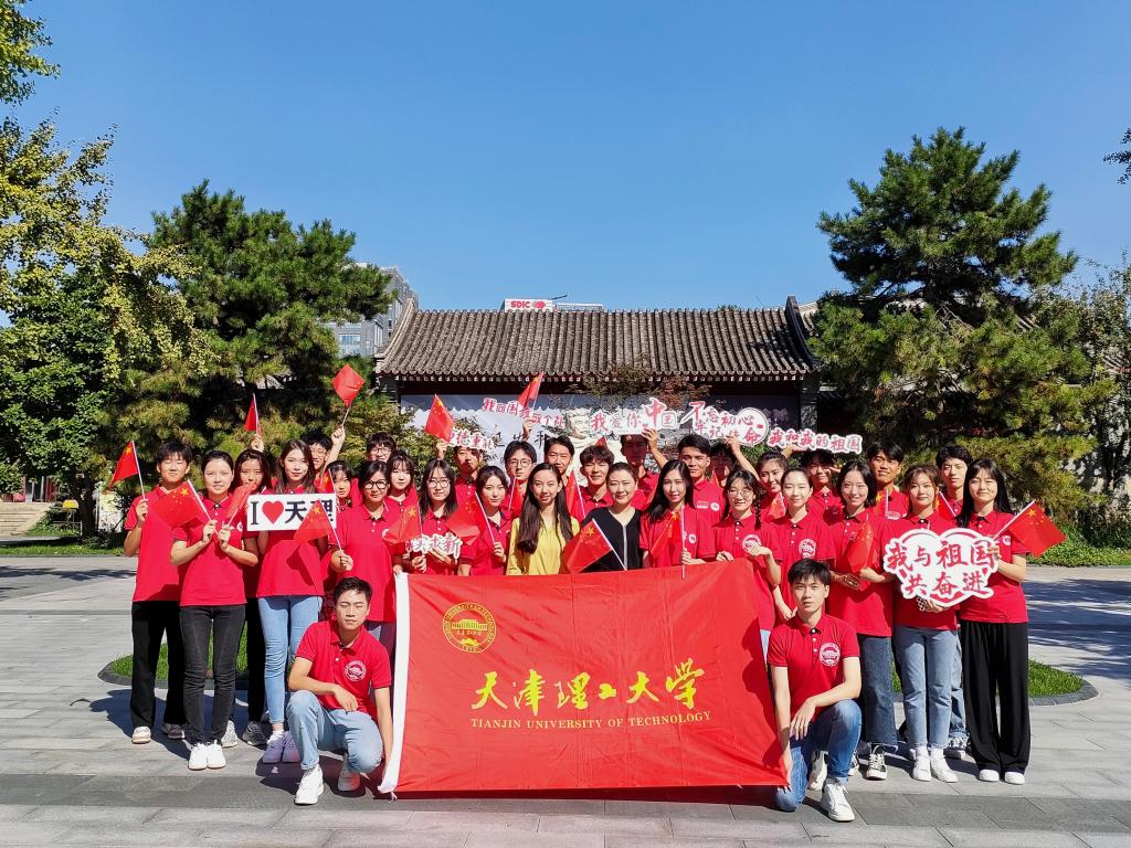 天理师生用多种形式致敬人民英雄祝福伟大祖国