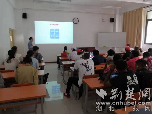 【荆楚网】湖北经济学院：在留学生群体中讲好党史故事
