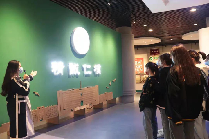 中医系组织2021级新生参观陕西医史博物馆、校史馆和中药标本馆