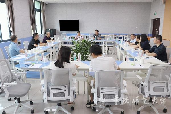 重庆市学位办一行到我校智慧教育研究院调研