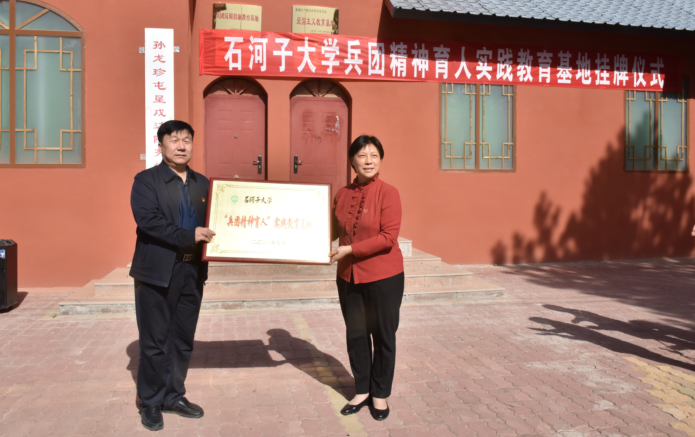 让教育者先受教育　我校组织新进教师赴九师开展爱国主义教育专题培训